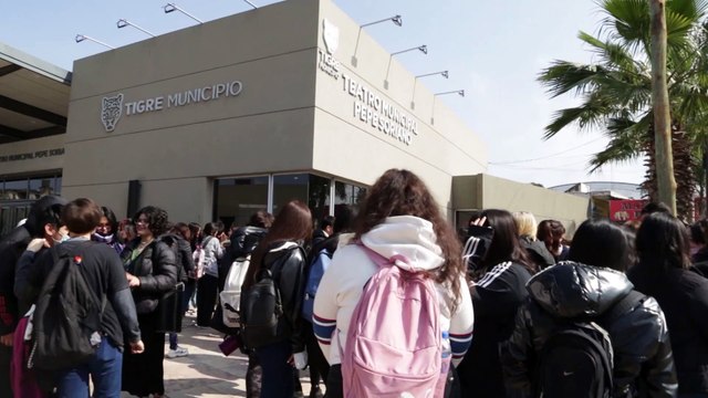 Julio Zamora acompañó a 250 alumnos y alumnas de secundarias locales que visitaron el Teatro Pepe Soriano de Benavídez