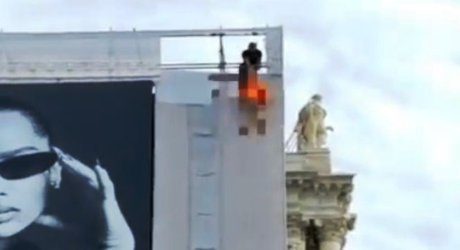 Venezia, tenta suicidio da impalcatura chiesa: salvata da poliziotti (05.09.22)