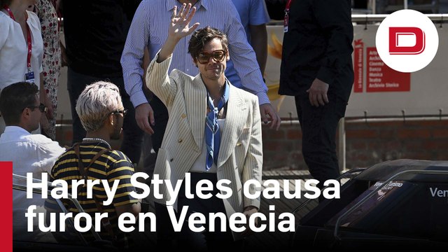 Locura entre los aficionados ante la llegada de Harry Styles al festival de cine de Venecia