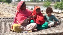 نساء حوامل ينتظرن مساعدة طبية داخل ملاجئ افترشنها بسبب فيضانات باكستان