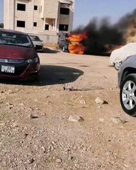 حريق يلتهم مركبة متوقفة على جسر الرمثا