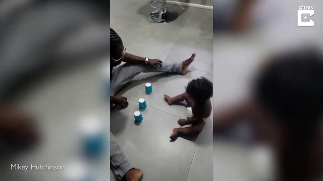 Ce bébé est meilleur que papa au jeu des gobelets