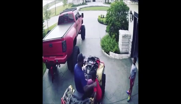 Faire un tour de quad avec son fils et lui laisser le guidon... Mauvaise idée