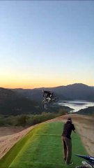 Ce motard n'a pas vraiment besoin de sa roue avant... la classe