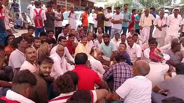 बदमाशों ने हवाई फायर व हमला कर ई-मित्र संचालक से 4 लाख रूपए लूटे, आक्रोशित लोगों ने किया विरोध प्रदर्शन VIDEO