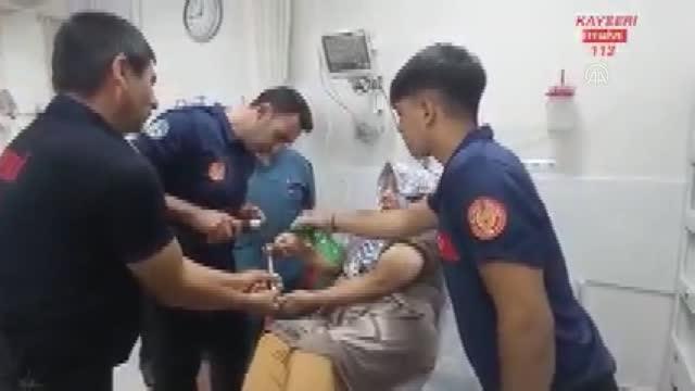 Parmağının sıkıştığı mutfak aracıyla hastaneye gelen kadına müdahale edildi