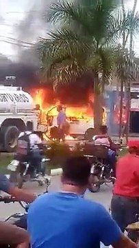 Microbús en llamas avanza varios metros e impacta en inmueble