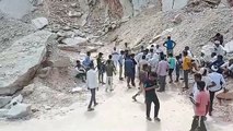 नयाबास पहाड़ी पर खनन के दौरान खदान ढहने से दबे श्रमिक की मौत, ग्रामीणों ने शव रखकर किया विरोध प्रदर्शन --VIDEO