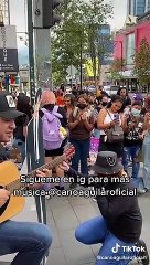 Mujer propone matrimonio a figura de cartón de integrante de BTS