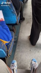 Niña es captada escribiendo carta de desamor en transporte público