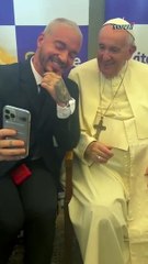 Así fue el divertido encuentro entre el Papa Francisco y J Balvin
