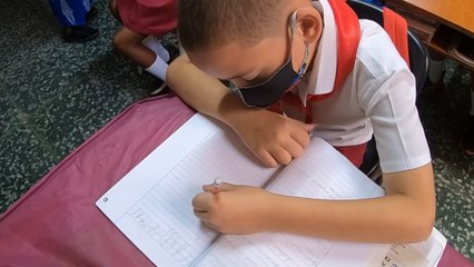 Los estudiantes cubanos refresan a las clases en medio de la crisis