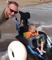 Joey, atteint dune infirmité motrice cérébrale, a enfin pu jouer dans la mer grâce à lutilisation dun fauteuil adapté ! -