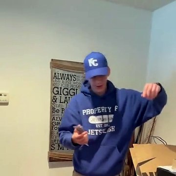 Pour son anniversaire, tous ses amis se sont cotisés pour lui offrir des lunettes spéciales lui permettant de voir les couleurs pour la première fois