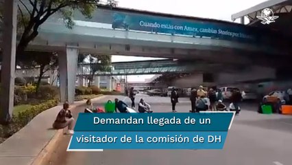 Exempleados de Mexicana de Aviación bloquean acceso al AICM