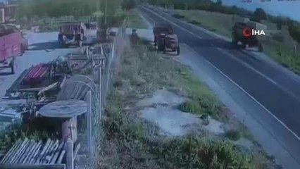 Servis minibüsü biçerdövere çarptı: 2'si ağır 13 yaralı