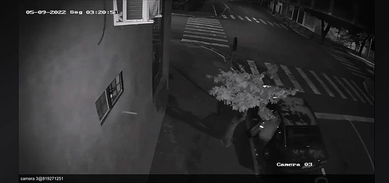 Bandidos furtam dezenas de celulares, bebidas e eletrônicos de loja em Umuarama