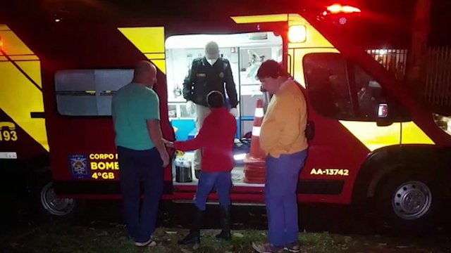 Adolescente sofre suspeita de fratura na perna após acidente de trânsito no Guarujá