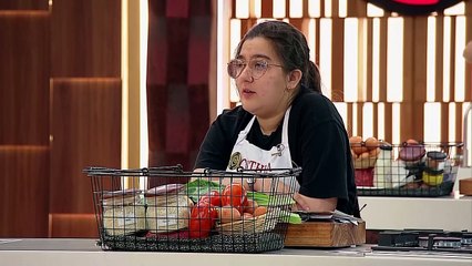 Un beneficio malicioso, Cynthia tiene poder en el tiempo de cocina de sus compañeros