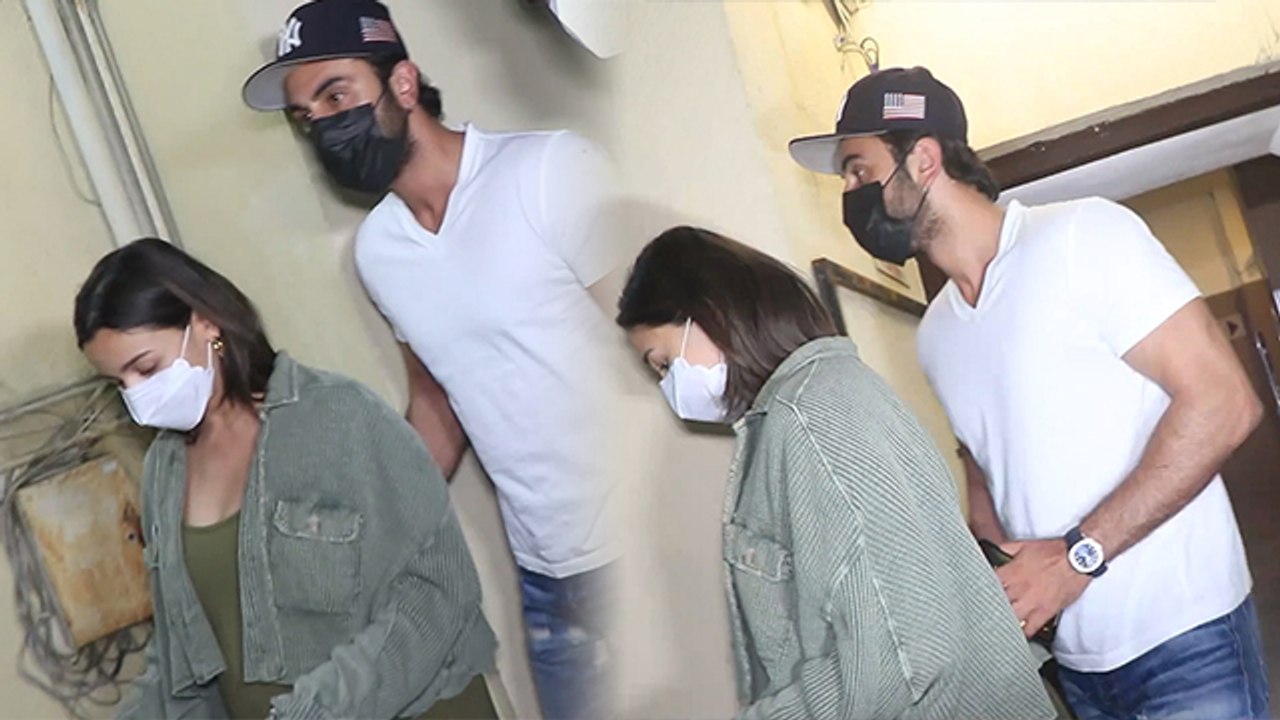 Alia Bhatt Pregnancy में Ranbir Kapoor Protect करते आए नजर । Boldsky*Entertainment