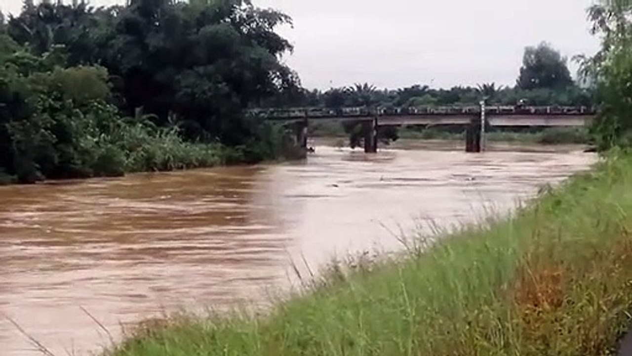 พังงา "ฝนตกหนัก" ต่อเนื่อง! แม่น้ำตะกั่วป่าเพิ่...