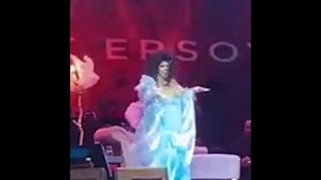 Bülent Ersoy sahnede zor anlar yaşadı! Yardımcıları yetişti