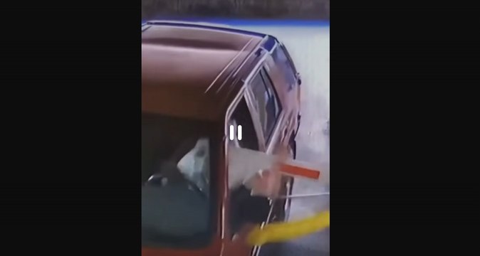 VÍDEO: Se quiere ir sin pagar y la barrera se cobra su venganza golpeándole en toda la cara