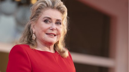GALA VIDEO - “Comment vais-je m’y prendre ?” : Catherine Deneuve dubitative sur son rôle de Bernadette Chirac