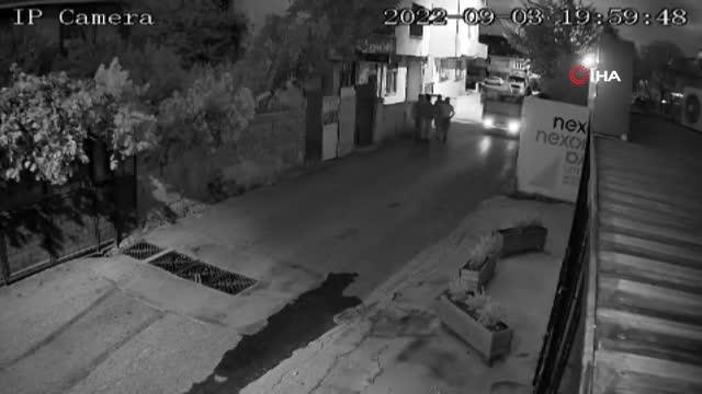 Ümraniye'de bekçiye yakalanan şahıslar kaçarken güvenlik kamerasını kırdı...O anlar kamerada