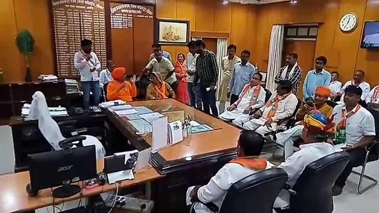 सांसद की अगुआई में भाजपाइयों ने रैली निकालकर कलक्टर कक्ष में डाला पड़ाव, पीसीसी चीफ पर लगाए गंभीर आरोप