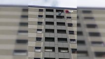 Gaziosmanpaşa'da bir kadın 12. katın balkonunda asılı kaldı