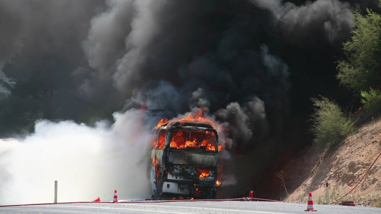 Bonn: brennender bus beschädigt gebäude und gärten