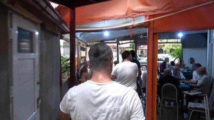 Kıraathanede kumar oynarken yakalandılar