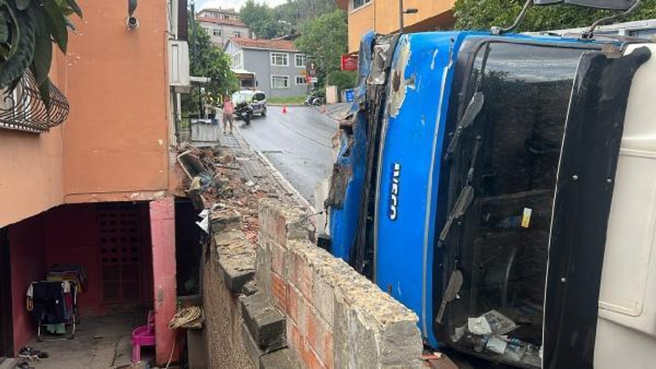 ÜSKÜDAR'DA KAMYON DEVRİLDİ