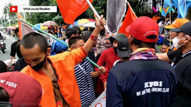 Massa Demo Tolak Kenaikan BBM Padati Gedung DPR