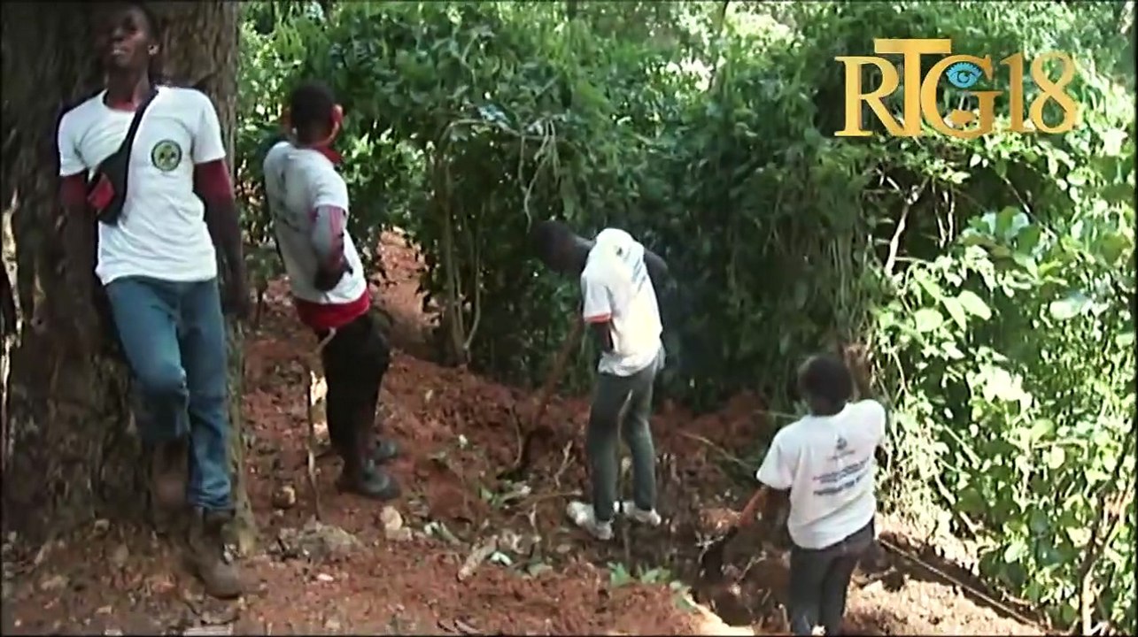 Direktè depatmantal lwès ministè anviwonman vizite divès ekip ak chantye nan mòn lopital.