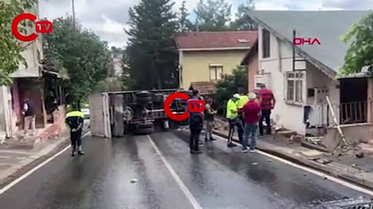 Üsküdar'da kamyon devrildi