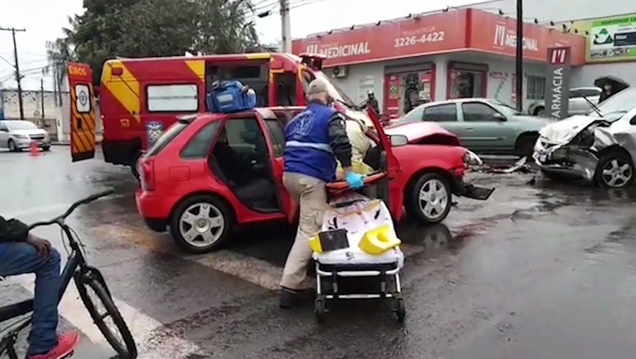 Colisão frontal entre carros deixa três pessoas feridas no cruzamento das Ruas Manaus e Jorge Lacerda