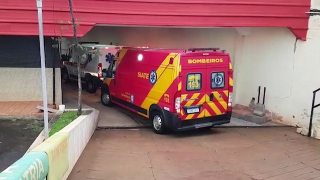 Empurrando carro, jovem de 22 anos sofre lesão no ombro e precisa ser socorrido pelo Corpo de Bombeiros