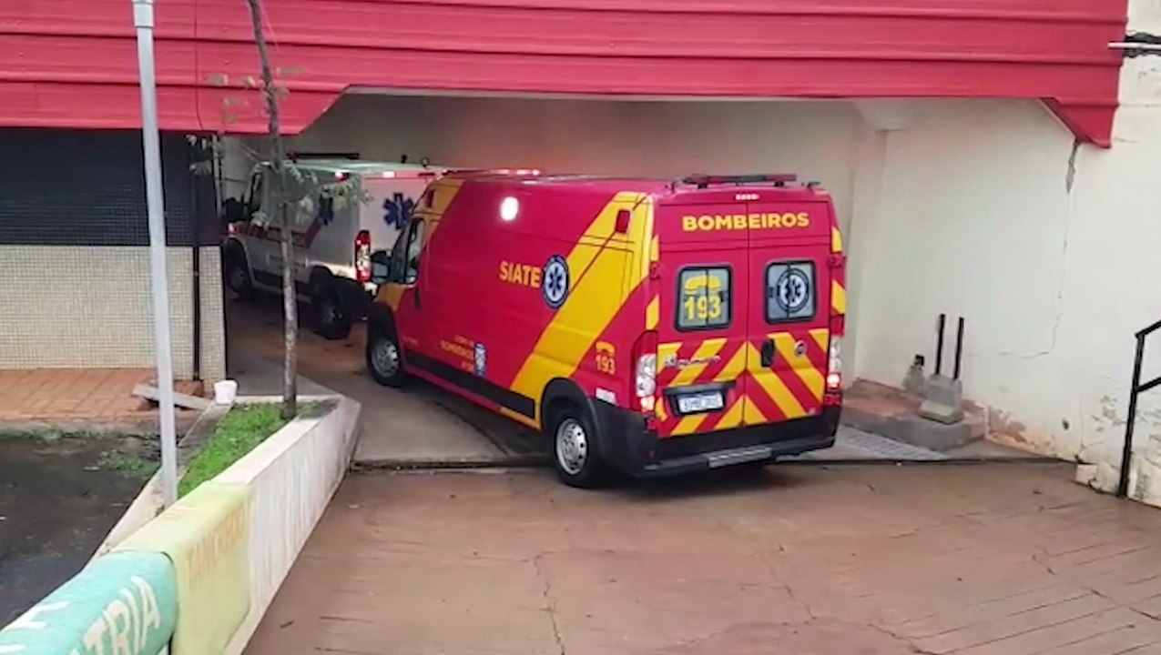 Empurrando carro, jovem de 22 anos sofre lesão no ombro e precisa ser socorrido pelo Corpo de Bombeiros