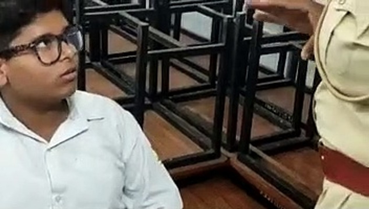 फीस नहीं मिलने पर बच्चों को किया स्कूल में बंद,...