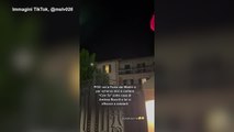 Serenata improvvisata sotto casa di Bocelli, il tenore si affaccia e le saluta
