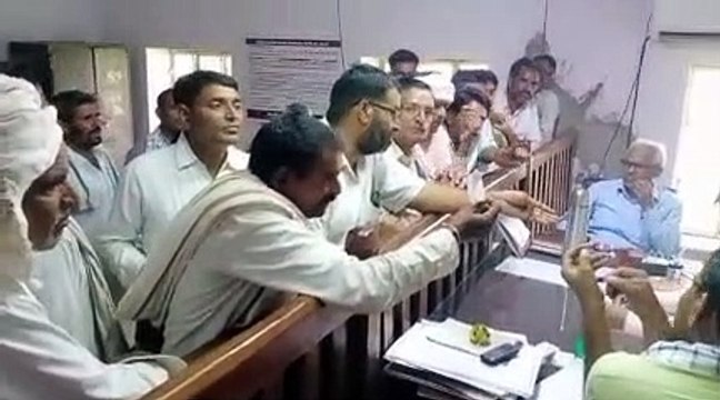 कालाबाजारी का विरोध: खाद वितरण में धांधली का आरोप, तीसरे दिन भी नहीं मिला खाद