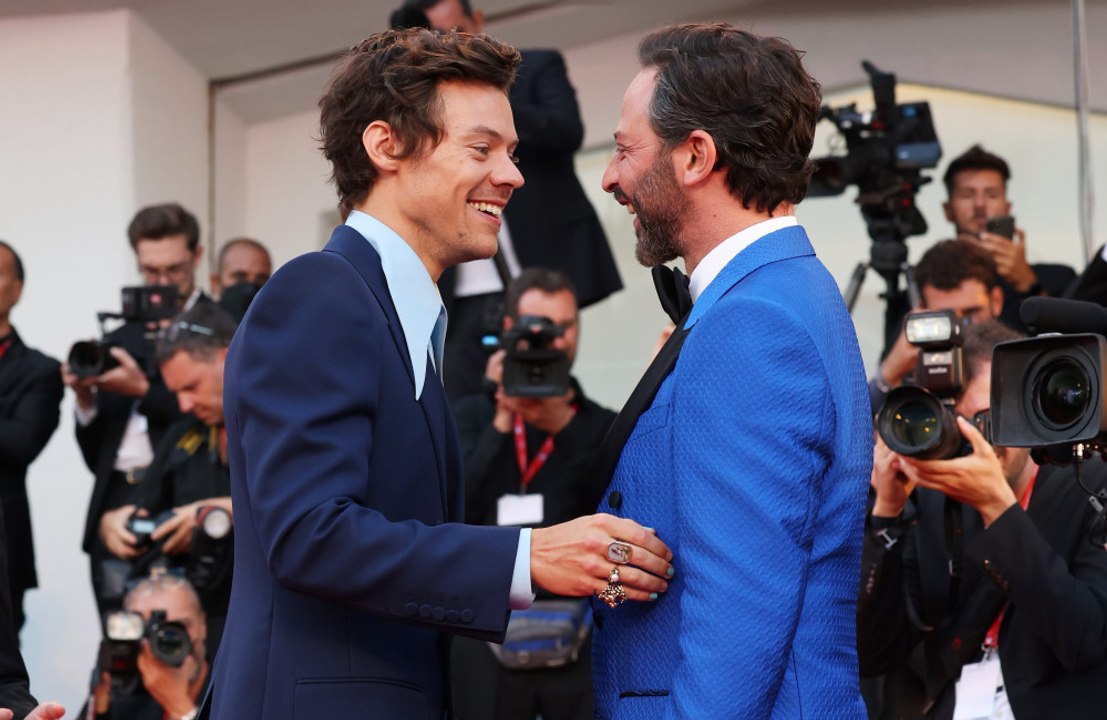 ハリー・スタイルズ、新作プレミアでニック・クロールとキス！