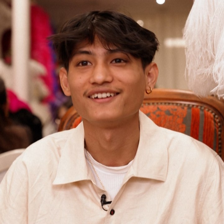 Sujan Gurung, le jeune Népalais qui prend la relève du plumassier historique du Lido