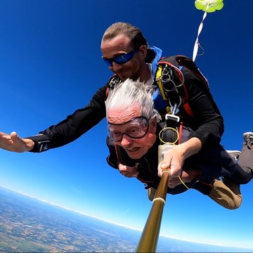 Pour fêter ses 90 ans, Antoine s’est offert un saut en parachute