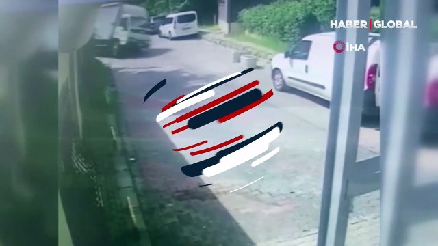 Sarıyer'de freni boşalan kamyonetin devrilme anı kamerada