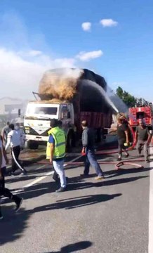 Tekirdağ 3. sayfa haberi: Tekirdağ'da saman yüklü kamyon seyir halindeyken alev aldı