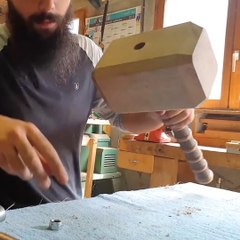 Étape par étape, Kévin construit le marteau de Thor