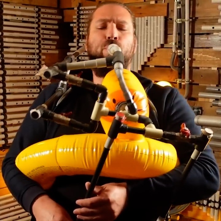 Nicolas a créé une cornemuse faite avec une bouée canard